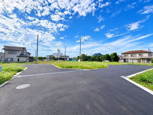 造成・道路整備が進み、少しずつ街の姿が見えてきました。周囲に高い建物が少なく、陽当たりや開放感も感じられる住環境です。