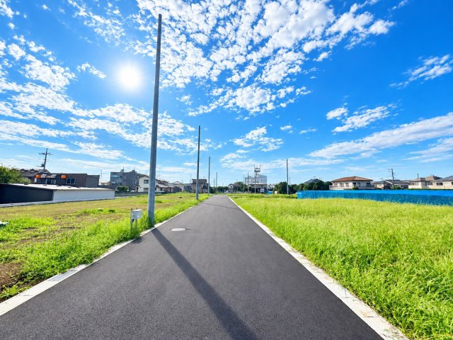 青空が広がる開放感のある街並み。前面道路もきれいに整備され、これから新しい住まいが建ち並んでいくのが楽しみな分譲地です。