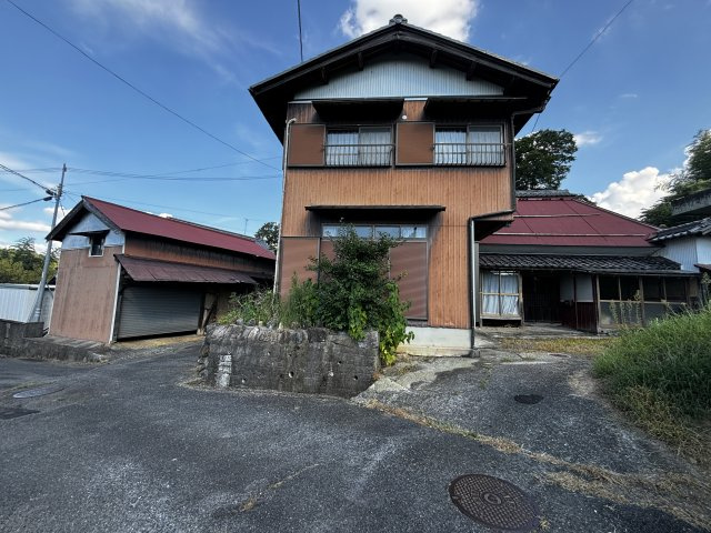 建物外観、左は倉庫です