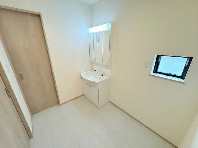 三面鏡で朝の身支度もばっちり。