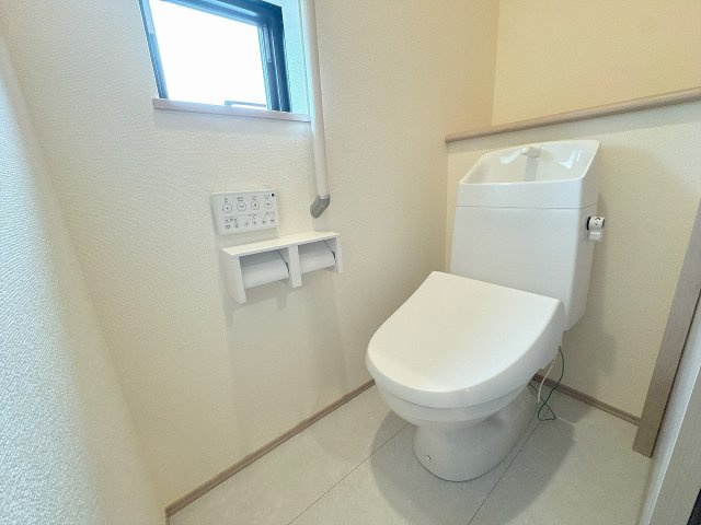 温水洗浄機付き便座になります。