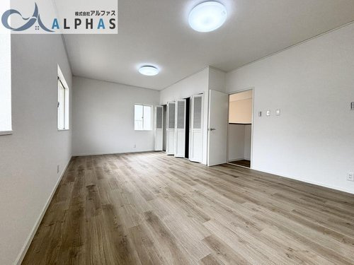 南側洋室約11.5帖にはたっぷりの採光が入り、お部屋の雰囲気を明るくしてくれます♪
