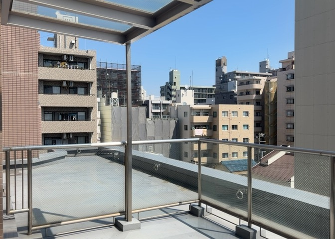 バルコニーは、室外の専用スペースのうち、「屋根がなく開放された空間」であるものを指します。ベランダより広いタイプのものが多く、日当たりもよいため家庭菜園などを楽しみたい人にとって適した環境となります。