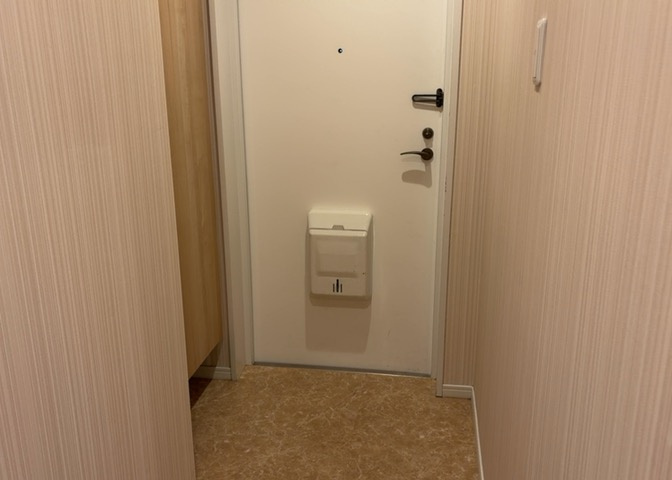 玄関は家の顔でもあり、家族以外の目にも止まる場所です。玄関は外との間を仕切る扉、靴などをしまっておく収納スペース、靴脱ぎのたたきスペース、来客とのやり取りをするドアホンなど複数のアイテムからなります。