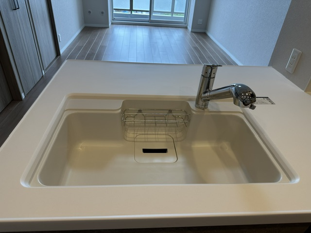 大きなまな板やフライパンが洗える広々シンク！シャワー水栓ですみずみまで水が届くので、シンクのお手入れもラクに行えます。