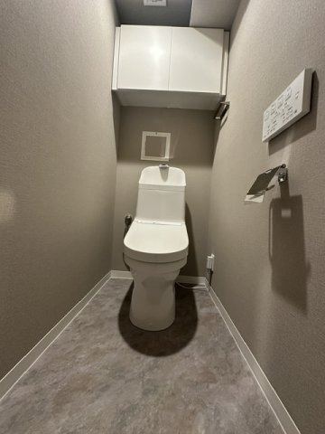温水洗浄便座付のトイレで、冬の寒い時期でも快適！吊戸棚付きで、予備のペーパー類も問題なく収納できます。