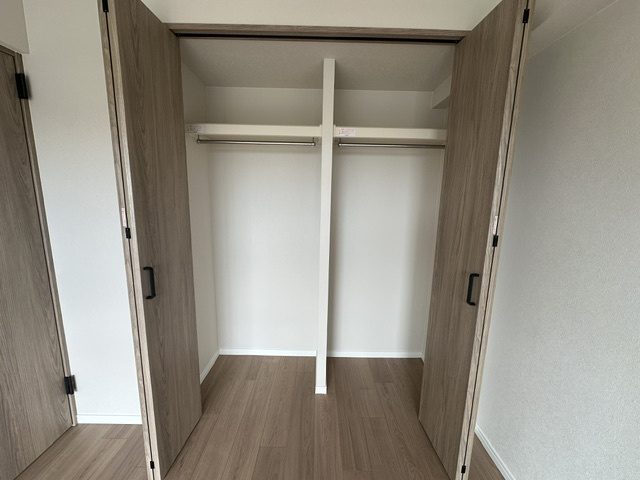5.4帖洋室のクローゼット！普段使いの洋服や小物はもちろん、季節物の洋服などもしっかり収納可能です。