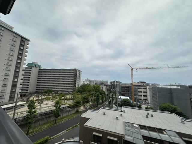 バルコニーの先には、視界を遮る建物が無いので開放的な空間を楽しめます。陽当り・周辺環境も合わせて、ぜひ現地をご覧ください！