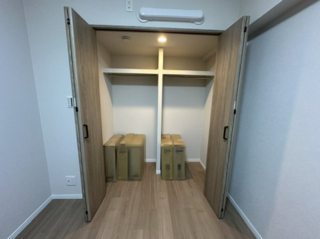 4.5帖洋室のクローゼット！奥行きもあるので、収納ボックスをそのまま中へ入れることも可能です。