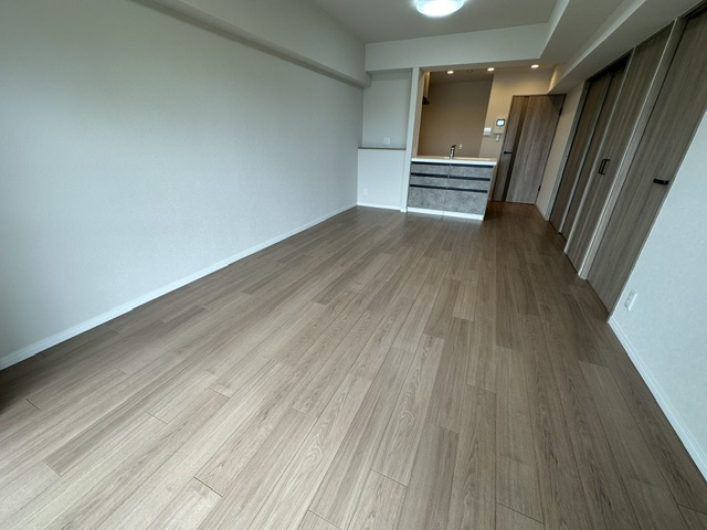 ダイニングテーブルやソファーなどの家具もゆったりと配置可能！ナチュラルな床材を使い、ホッと落ち着くような温かい印象です。
