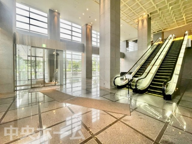 【エントランス】マンションのエントランスは、その物件の印象を決める、顔とも言える場所です。毎日通る場所ですからきれいなのが一番です。エントランス内はオートロックですので暮らしの安全も確保されています。