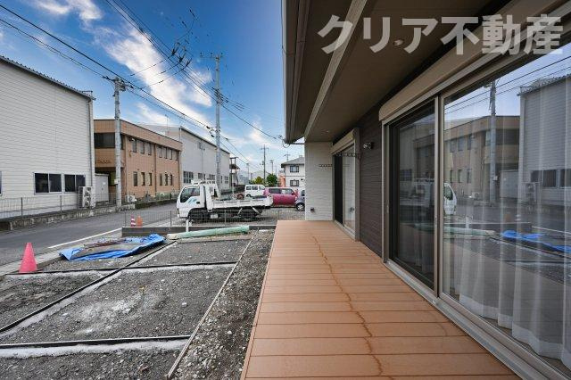 ウッドデッキでBBQや日向ぼっこも楽しめます！