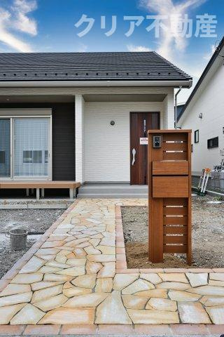 玄関前のアプローチはおしゃれなインターロッキング仕様♪