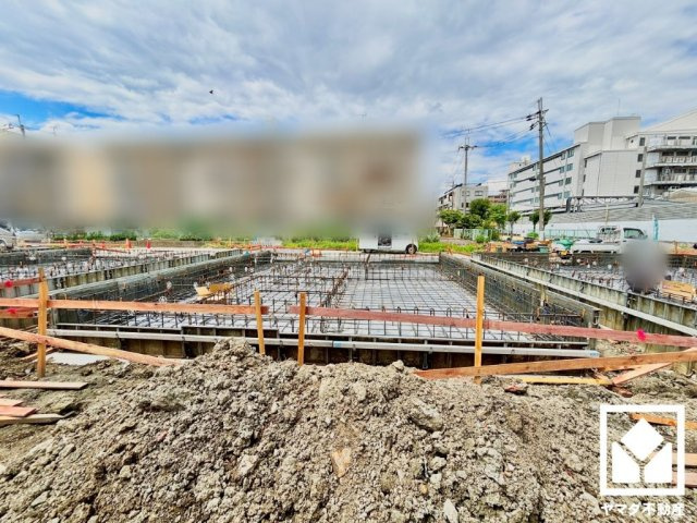 県道338号線まで約450m。名神高速道路の豊中ICまで一般道で約2.6km、阪神高速道路の豊中南出入口も約3.8kmと近く、各方面へのアクセスがスムーズ。快適なカーライフが叶います。