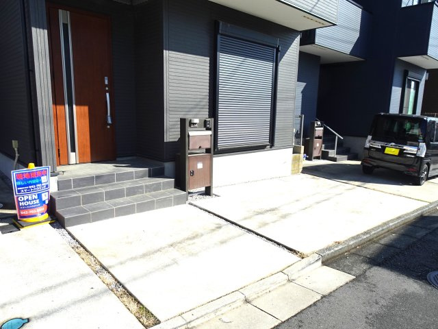 ミニバンも楽々　駐車場2台可