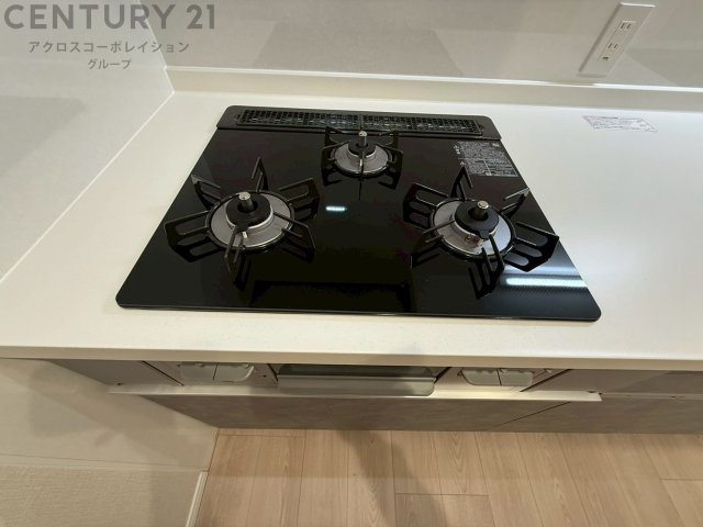 多数の調理器具を同時に使用でき、料理の効率化が可能。省エネで節約になり、様々な料理スタイルに適応できます。また、火力調整が独立しており、手入れや掃除もしやすく、今よりもっとお料理が楽しくなるかも。