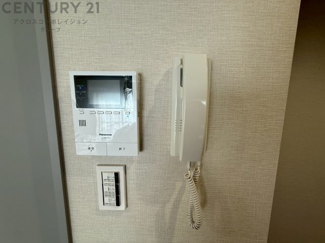 訪問者が来たときにテレビ画面で確認できるため、安心してドアを開けられます。録画機能があるものもあり、留守中に来訪者を記録しておくことができます。利便性が高く、セキュリティ面でも安心です。