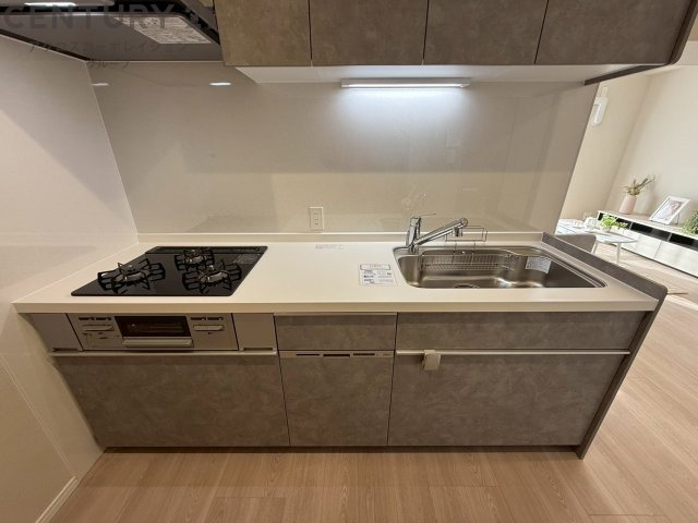 独立型システムキッチンは集中して調理できること、油や煙がリビング・ダイニングに広がりにくいこと、収納スペースを確保しやすいことなど様々なメリットがあります。