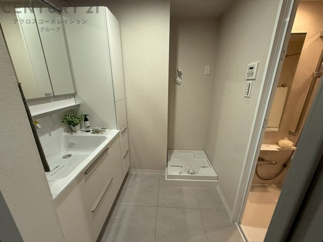 衣服の収納や脱ぎ着や整理整頓がしやすく、湿った衣類を乾燥させるスペースがありカビや臭いの発生を防ぎます。床の汚れを他の部屋に持ち込まず清潔を保つことができます。また快適な入浴環境の整備にも役立ちます。