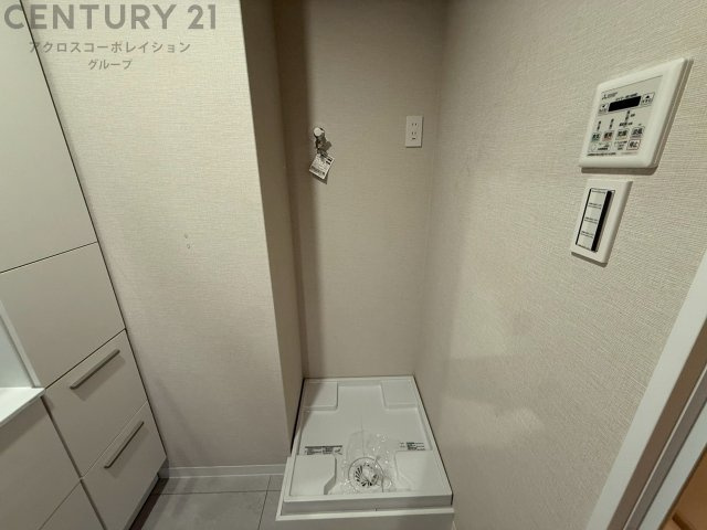 洗濯物の仕分け作業がしやすく、整理整頓が容易になります。洗濯音や湿気を他の部屋に持ち込まず、生活環境を快適に保ちます。上部を活用すれば収納スペースを確保でき洗剤や洗濯用品の整理もしやすくなります。