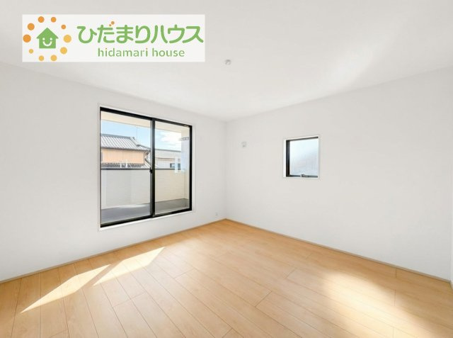 広めの主寝室は、ベッドの他にもパソコンデスクやドレッサーなども置けちゃいます(*^-^*)