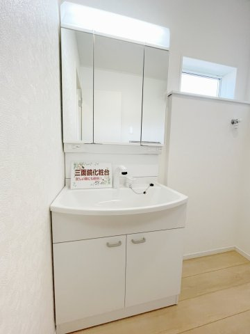 三面鏡付き洗面台は鏡の内側に収納つき◎