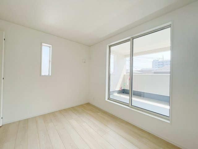 インナーバルコニーに面しているので直射日光を避けつつ陽当たり良好◎