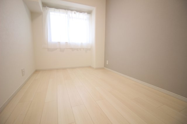 もう1つのお部屋は玄関側にある4.5帖の洋室です。淡い色合いのアクセントクロスが貼られています