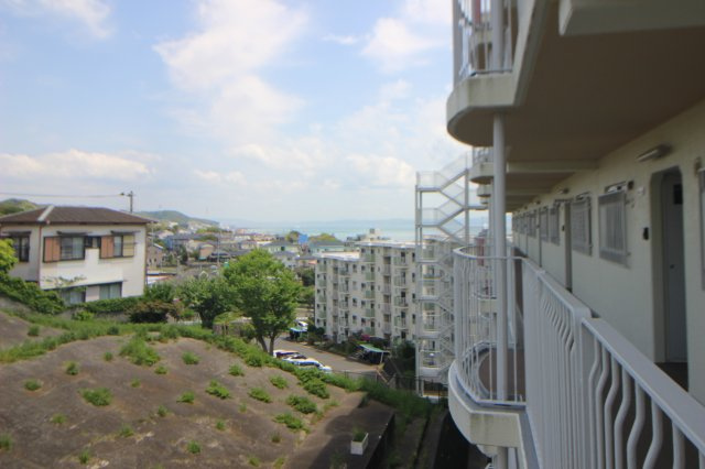 共用廊下側からも海が見えていますよ