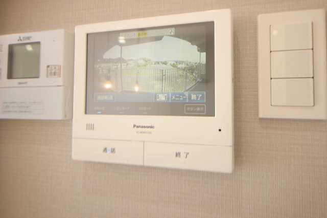 玄関前の様子を確認できるカラーTVモニターホン。画面が大きく見やすいです