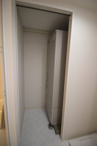 小部屋の中に電気温水器が収まっています。扉を閉められるので目隠しもバッチリ