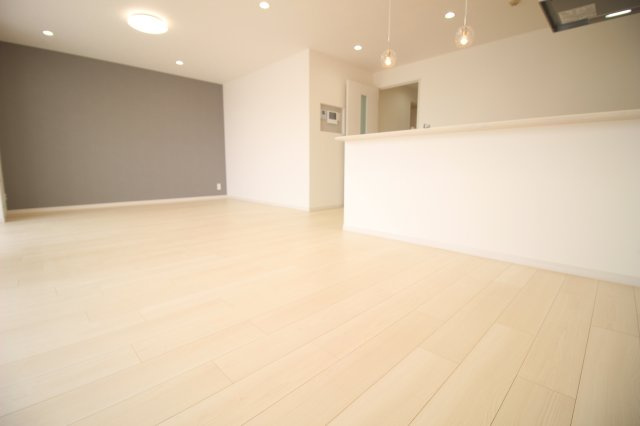 西側の壁面にアクセントクロスが貼られたお部屋です