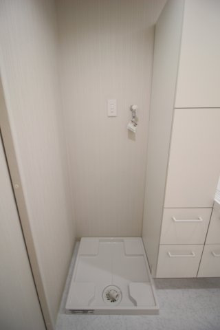 洗濯機置き場は洗面台の隣。お風呂のすぐ前なので使い勝手良好です