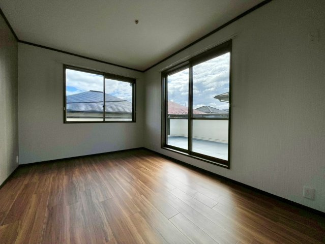 2階バルコニーに面した南側洋室。2方向から陽光を取り入れられる明るいお部屋です♪窓際にベッドをおけば、やわらかな陽光ですがすがしい朝を迎えられそうですね！