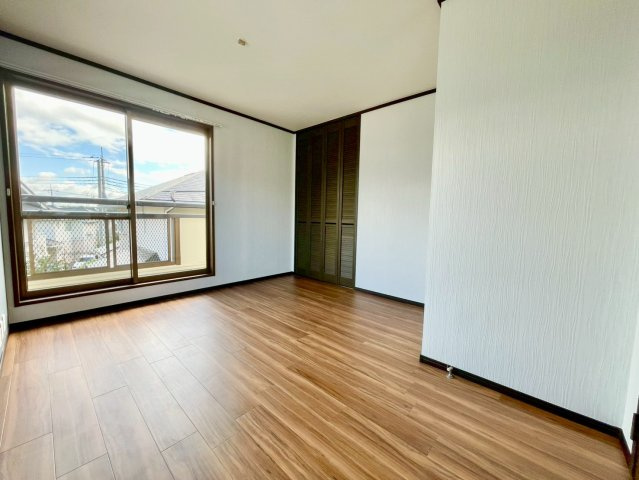 2階南東側洋室は心と体をゆったりと安らげる主寝室にピッタリ♪バルコニーにも出入りできます♪
