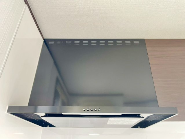 シャープなデザインのキッチンの換気扇♪お手入れも楽々♪