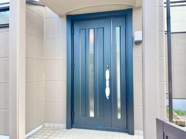観音開きの玄関ドアは大き目の家具も出し入れしやすいですよ♪
