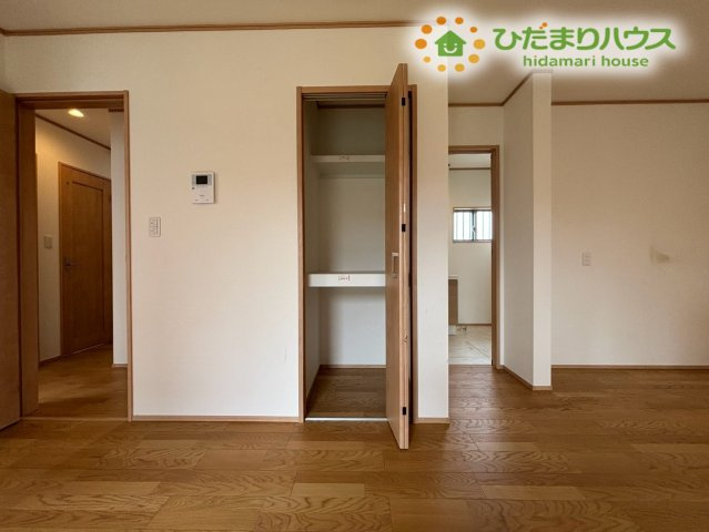 リビング内に配置された利便性の高いリビング収納！散らかりがちな書類や生活雑貨、日用品をサッとまとめて片付けられます！居室空間を常にスッキリと保ち、快適なリラックス空間を維持できますね！