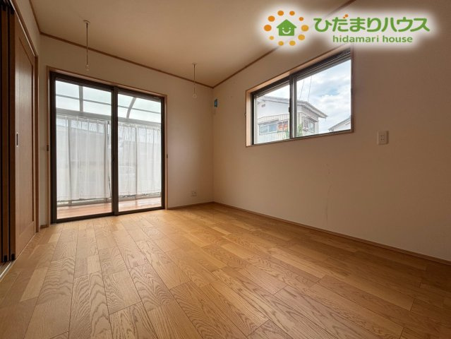 リビングと隣接した使い勝手の良い続き間洋室！引き戸を開放すればリビングと一体となった大空間として広々と活用できます。お子様の遊具スペースやゲストルームなど、用途に合わせて柔軟に使えて便利です！