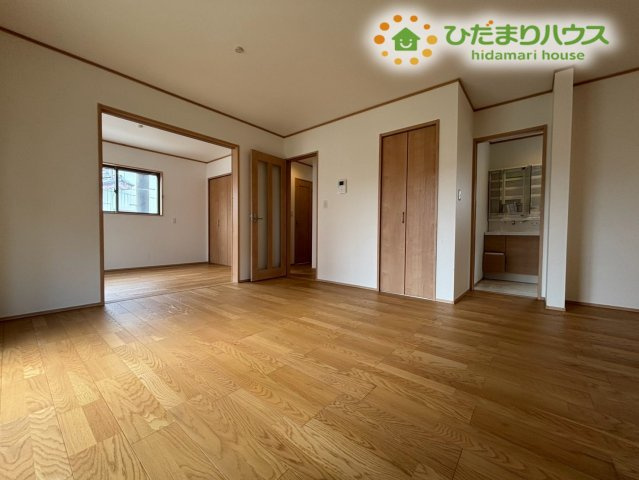 開放的な空間でご家族が自然と集まる明るいリビングダイニング！お好みの家具を自由に配置して、快適なインテリアコーディネートを楽しめます♪明るい日差しの中で、毎日笑顔あふれる豊かなひと時を過ごせますよ！