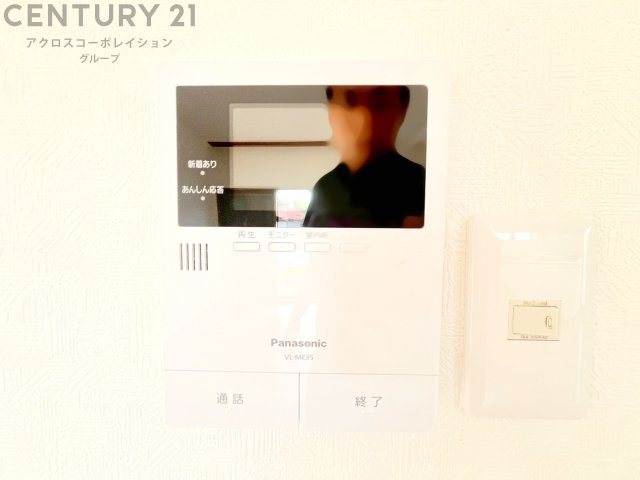 訪問者が来たときにテレビ画面で確認できるため、安心してドアを開けられます。録画機能があるものもあり、留守中に来訪者を記録しておくことができます。利便性が高く、セキュリティ面でも安心です。