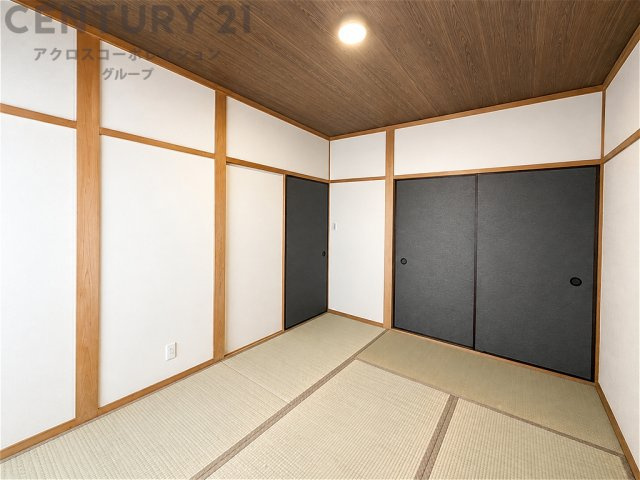 落ち着きのある和室は、客間やお子様の遊び場、くつろぎスペースなど多彩に活躍。畳の心地よい質感と木の温もりが感じられ、ゆったりと穏やかな時間を過ごせる空間です。