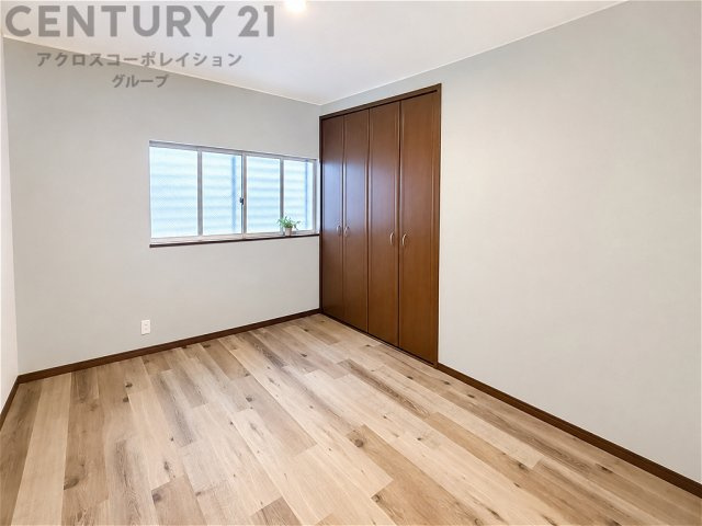 明るく落ち着いた雰囲気の洋室。木目調のフローリングが温かみを演出し、収納力のあるクローゼットも完備。窓から自然光が差し込む、すっきりと心地よいプライベート空間です。