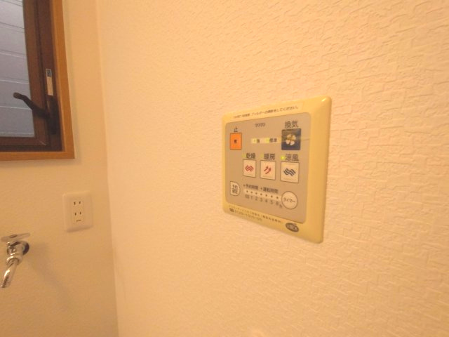 天候や時間帯に影響されずに、いつでも洗濯物を乾かせる浴室乾燥機を搭載しています。