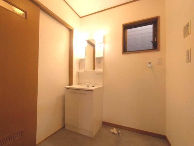 朝の身支度には欠かせない独立洗面化粧台です