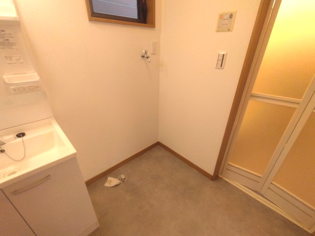 洗面化粧台横に洗濯機置場が設けられており、身支度を整えながら洗濯機が操作できます。