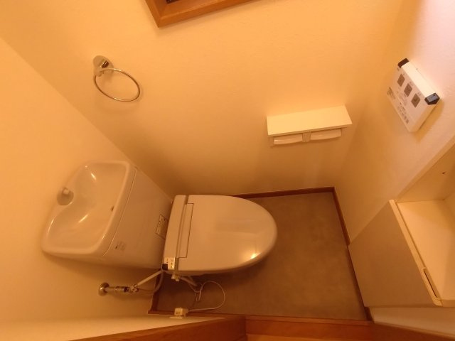 1階トイレです。快適な温水洗浄機能付。