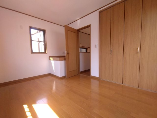 2階洋室　約6.3帖です。