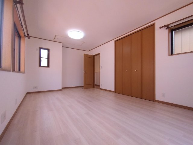 2階洋室　約11.6帖です♪