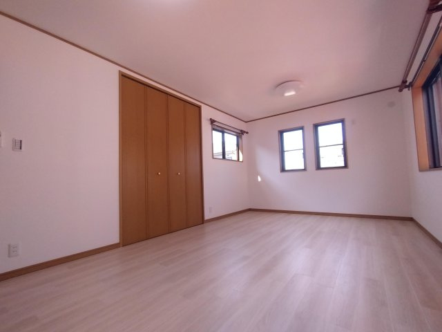 内装は、どんなテイストのインテリアにも合わせやすい、柔らかな色味でまとめられています。